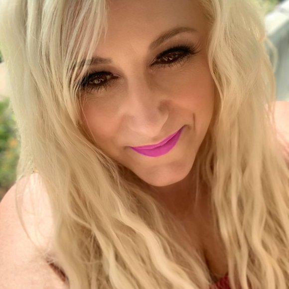 Meet your Posher, Elissa - Picture 2 of 3